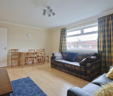 2 bedroom Flat to rent in Stoneleigh Avenue, Longbenton, Newcastle ... - Photo 4
