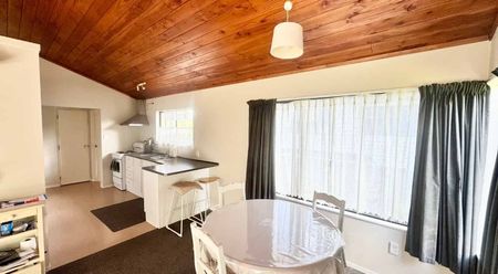 3 Bedroom in Titirangi!! - Photo 2