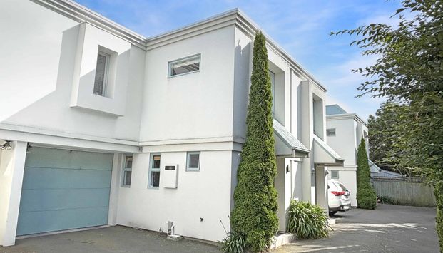 Spacious Sunny Apartment - Photo 1