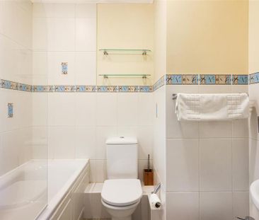 3 bedroom flat to rent - Photo 2