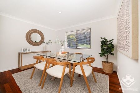 Family Sanctuary on 598sqm with multiple living zones and beautiful garden - Photo 4