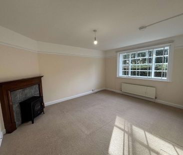 Ground floor 2 bedroom flat with parking situated close to the Cath... - Photo 2