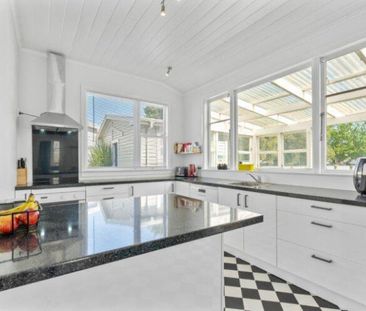 Updated three-bedroom home - Photo 4