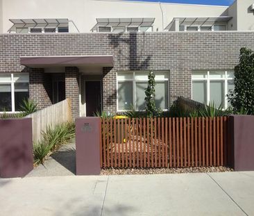 Modern 2-bedroom double storey townhouse in great location. - Photo 4