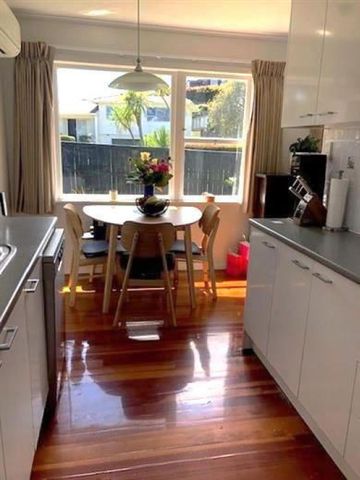 Sunny, fully fenced home - Photo 2