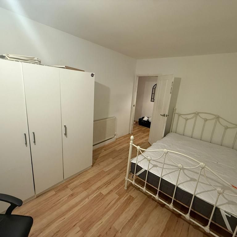 1 bedroom in a house share to rent - Photo 1