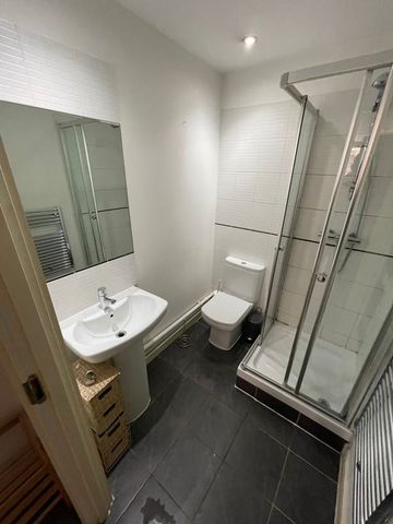 Room in a Shared Flat, Dyche St, M4 - Photo 5