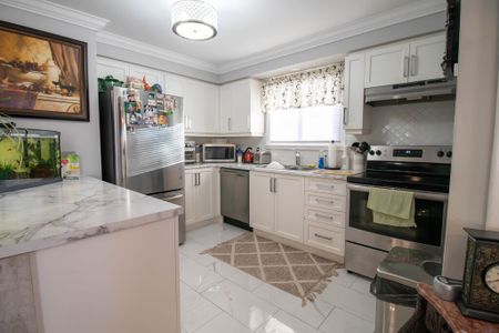 ALL INCLUSIVE - 3-Bedroom, 1-Bath Main Unit for Rent in Hamilton! - Photo 5