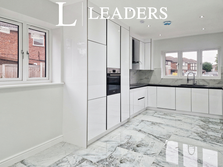 4 bedroom house to rent Station Approach, Canvey Island, SS8 - Photo 5