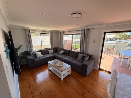 Holiday At Home - 4 Bedroom, 2 Bathroom, Expansive Deck & Water Views - Photo 2