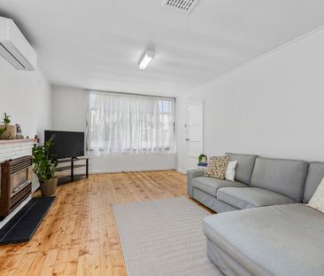 Charm and Location in the heart of Herne Hill - Photo 2