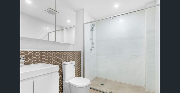 MODERN SPLIT-LEVEL APARTMENT IN A PRIME LOCATION! - Photo 1