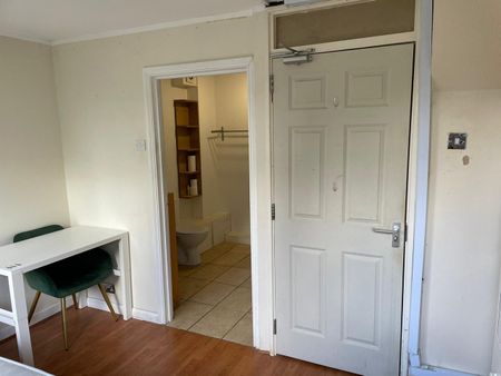 Room in a Shared House, Penrith Close, SW15 - Photo 4