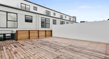 Prime Location! - Photo 2