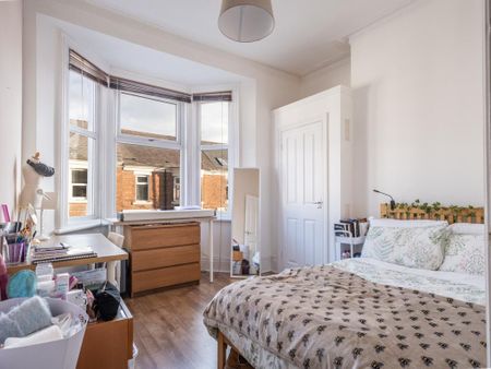 3 bedroom flat to rent - Photo 3