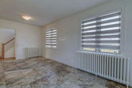 Detached Home For Lease | X8310222 - Photo 5