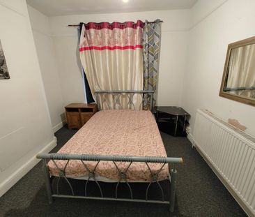 Room in a Shared House, Springfield Drive, IG2 - Photo 1