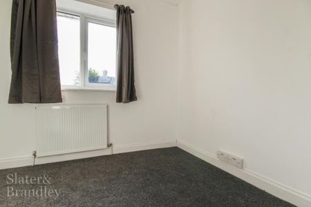 3 bedroom end of terrace house to rent - Photo 4