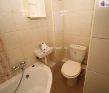 Pěkný byt 2+1 ve třetím patře cihlového domu v Karlových Varech Ryb... - Photo 4