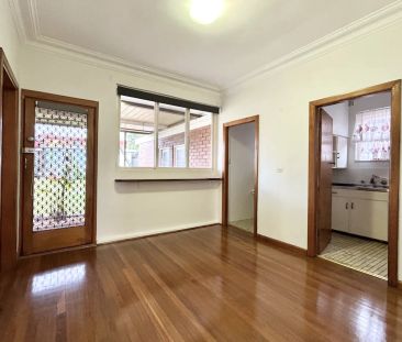 Spacious three-bedroom home in convenient location - Photo 3