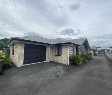 This modern three‑bedroom apartment is perfectly positioned just a ... - Photo 1