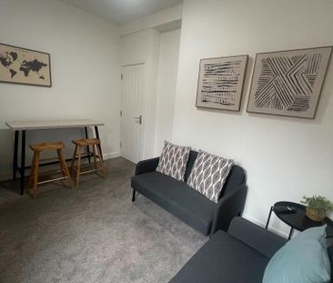 4 bedroom semi-detached house to rent - Photo 2