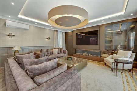 Available for Short or Long Term Lets. This distinguished family home has been extensively refurbished and is set within the prestigious St George's Hill Private Estate. - Photo 5