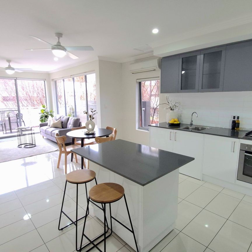 Open the door to effortless style - Photo 1