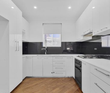 Charming 2-Bedroom House in Kingsgrove - Photo 2