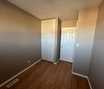 Small Dog Friendly 3 Bedroom Eastview Duplex! - Photo 4