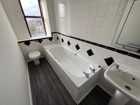 3 bedroom flat to rent - Photo 5