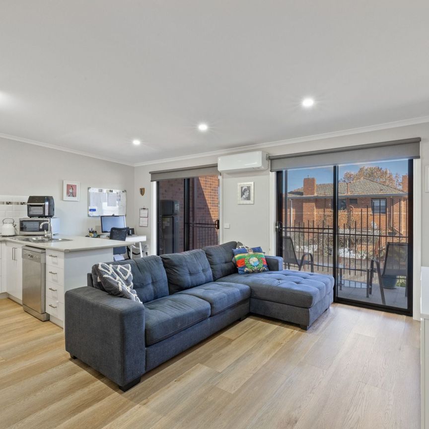 TWO BEDROOM TOWNHOUSE - FULLY FURNISHED ! - Photo 1