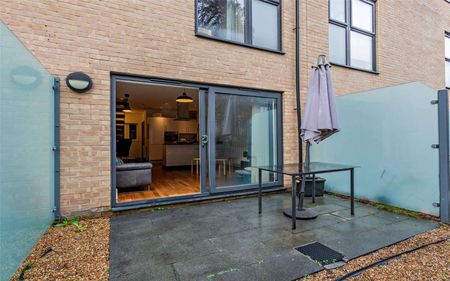 Two bedroom, two bathroom duplex apartment with parking - Photo 4