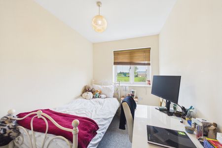 3 bedroom House in Willow Close, Maidenhead - Photo 4