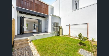 Immaculately Designed 2-storey Townhouse - Photo 5