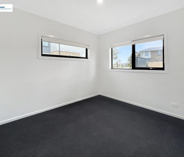 Brand New & Spacious 4-Bedroom Townhouse in Cranbourne - Photo 3