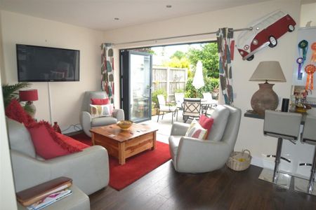 4 bedroom detached house to rent - Photo 4
