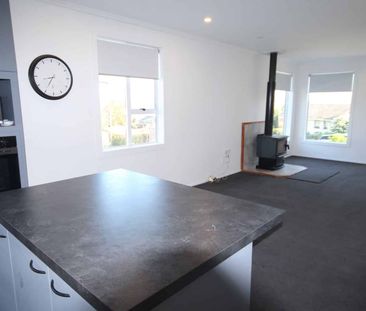 Pet Friendly Family Home in Wingatui, - Photo 2