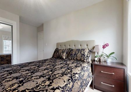 Condo Townhouse For Lease | N9255432 - Photo 2