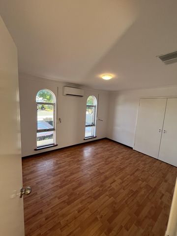 Peaceful Room in a Renovated Home - Prime Location! - Photo 4