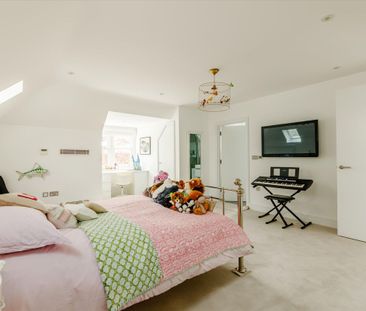 Available to let is this family home within a short walk of Ascot H... - Photo 2