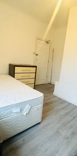 Room in a Shared House, Russell Street, LU1 - Photo 1