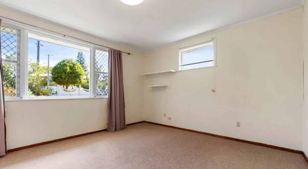 Three Bedroom Property with Sea View - Photo 4