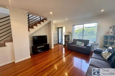 STREET FRONT TOWNHOUSE IN PRIME LOCATION - Photo 3