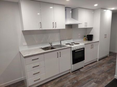 Central Two Bedroom Studio Apartment - Photo 2