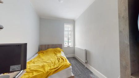 4 bedroom terraced house to rent - Photo 4