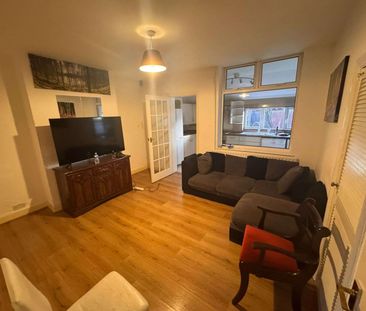 3 bedroom Semi Detached for rent - Photo 4