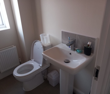 1 bedroom in a house share to rent - Photo 3