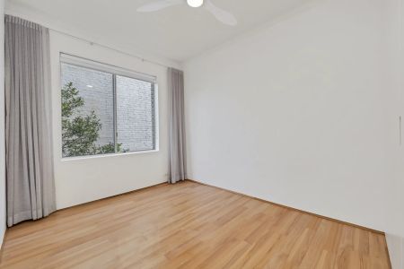 Renovated apartment with lock-up garage moments from Glebe Village - Photo 3