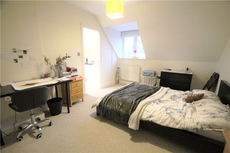 Egham Hill, Englefield Green, Egham, Surrey, TW20 0AL - Photo 2